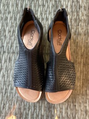Corkys Black Perforated Open-Toe Zip Sandals NWOT Size 8